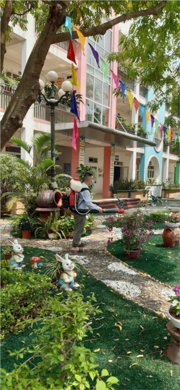 Trường MN Thị trấn Trâu Quỳ tổ chức phun thuốc muỗi đảm bảo môi trường sạch, an toàn cho trẻ